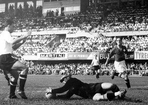 جام جهانی 1954|جام جهانی 1954، سوئیس، 26 ژوئن 1954، اطریش 7 – سوئیس 5، دروازه بان سوئیس به سمت پاهای مهاجم اطریشی، واگنر، شیرجه می رود تا توپ را مهار کند.