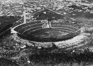 جام جهانی 1930|نمایی از ورزشگاه سنتناریو در مونته ویدئو، محل برگزاری نخستین فینال جام جهانی، 30 جولای 1930. اروگوئه با شکست 4-2 آرژانتین جام جولز ریمت را فتح نمود.