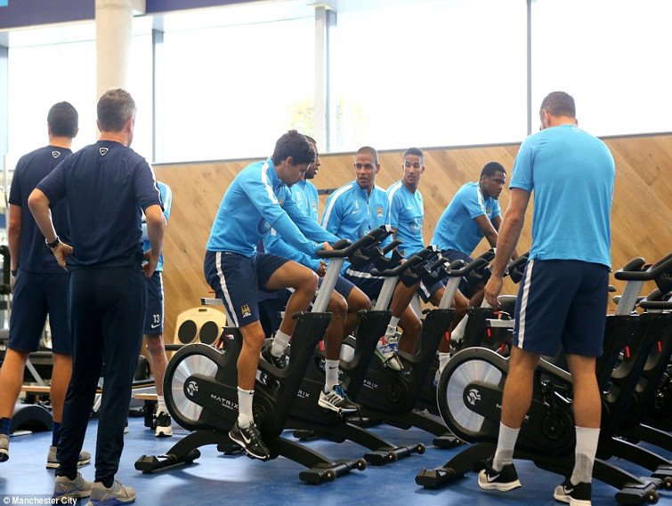 23DF876100000578-2862372-City_stars_including_Navas_Fernando_centre_Scott_Sinclair_third_-a-84_1418035877585.jpg