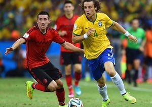 دیوید لوئیز|تلاش مدافع تیم فوتبال برزیل دیوید لوییز برای کنترل توپ .