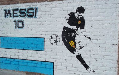 گزارش تصویری روز | مسی بر دیوارخانه‌ها