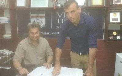 عکس روز | قرارداد تمام بازیکنان نفت تهران در هیات فوتبال به ثبت رسید / سیدجلال در تهران ماندنی شد