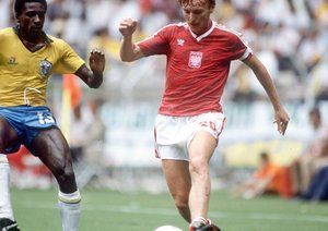 جام جهانی 1986|زبیگنیف بونیک از تیم لهستان حین دیدار تیمش برابر برزیل در جام جهانی 1986 مکزیک.