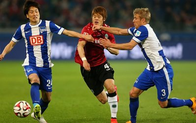 ناپولی از هانوفر مدافع ژاپنی می‌گیرد