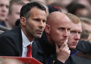 پل اسکولز - گیگز - بات|حضور میکی بات و اسکولز کنار گیکز روی نیمکت