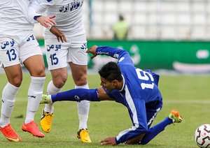 برخورد دو بازیکن در میانه میدان