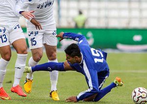 برخورد دو بازیکن در میانه میدان|گسترش فولاد تبریز 0 - 0 استقلال تهران / لیگ برتر
