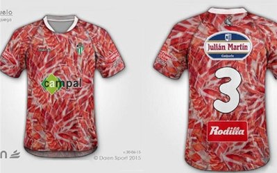 عکس روز | پیراهن عجیب تیم فوتبال اسپانیایی با طرحی از برش‌های ژامبون