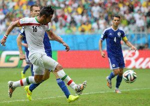 رضا قوچان نژاد|لحظه به ثمر رسیدن گل اول ایران در بازی مقابل بوسنی توسط قوچان نژاد.