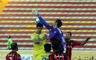 حاشیه‌های سیاه‌‌جامگان - نفت | شباهت لباس دروازه‌بان سیاه‌جامگان و داور بازی / منصوریان تشویق شد