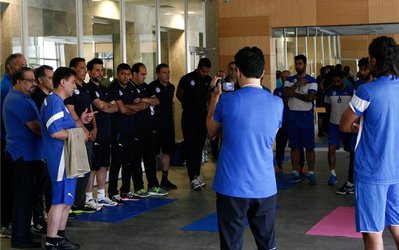 حضور قلعه‌نویی همراه بازیگر سریال کلاه پهلوی و سوژه شدن شکست پرسپولیس