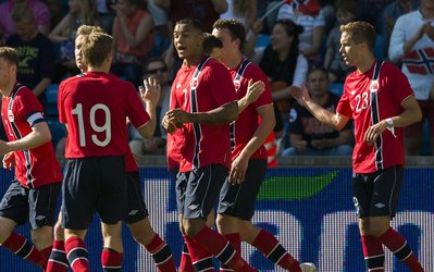 اهدای پیراهن امضا شده تیم ملی نروژ به کفاشیان/ درخواست دیدار دوستانه با شاگردان کی‌روش