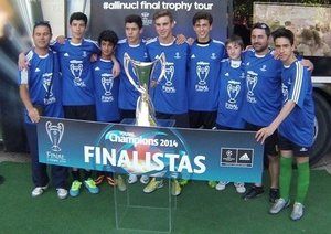 جام قهرمانی لیگ قهرمانان اروپا|فوتبالدوستان فرصت عکس انداختن با جام را از دست نمی دهند.