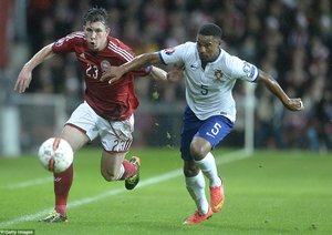 تقابل دو بازیکن بر سر توپ