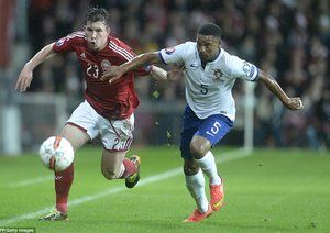 تقابل دو بازیکن بر سر توپ|دانمارک 0-1 پرتغال / مقدماتی یورو 2016