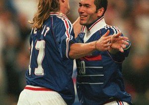 جام جهانی 1998|فرانسه، 21 جولای، جام جهانی 1998، فینال، پاریس، برزیل 0 – فرانسه 3، امانوئل پتی و زیدان از فرانسه.