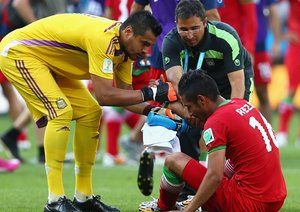 سرخيو رومرو - قوچان نژاد|سرجیو رومرو  دروازه بان تیم ملی آرژانتین پس از اتمام بازی با رضا قوچان نژاد دست داد .