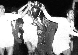 فینال لیگ قهرمانان اروپا 1956|بازیکنان رئال مادرید پس از پیروزی 4-3 برابر رایمز در نخستین فینال لیگ قهرمانان اروپا به طور دست جمعی جشن قهرمانی را برگزار می کنند.