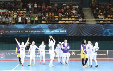 وزیر ورزش با اهدا ۱۰۰ سکه از تیم ملی فوتسال بانوان تقدیر کرد