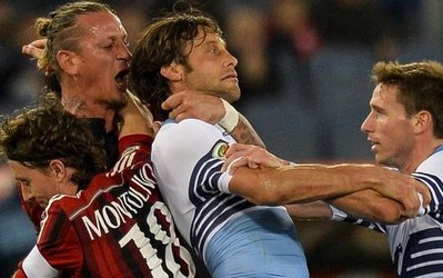 نقرهداغ مدافع میلان / مکسس 4 جلسه محروم شد