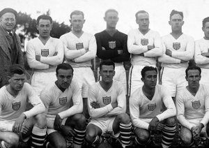 جام جهانی 1930|تیم ملی آمریکا پیش از دیدار برابر بلژیک در جام جهانی در سنترال پارک مونته ویدئو، 13 جولای، 1930. آمریکا 3-2 به پیروزی رسید. ردیف عقب (از چپ به راست): روبرت میلار (مربی)، جیمز گالاگر، الکساندر وود، جیمز داگلاس، جورج موورهاس، رافائل تریسی، اندرو اولد. ردیف جلو: جیمز براون، ویلیان گونسلیوز، برترام پاتناوده، توماس فلوری، بارتولومئو مک گی.