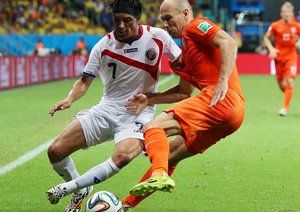 آرین روبن -کریستیان بولانوس|تقابل بین آرین روبن ، بازیکن هلند و کریستیان بولانوس از کاستاریکا بر سر توپ.