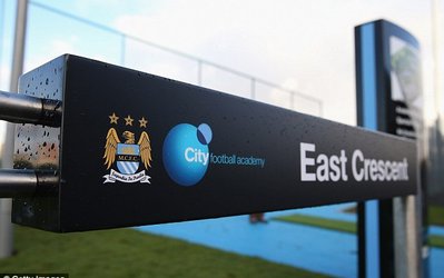 اتفاق روز | پسر فان پرسی، گری نویل و دارن فلچر در آکادمی منچستر سیتی