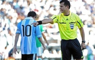 داور دیدار ایران- نیجریه؛ دست به جیب با رکورد 17 کارت زرد در یک بازی!