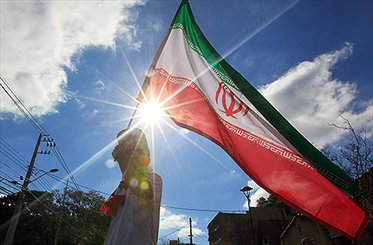 پرچم بزرگ ایران جمع شد / ورزشگاه تکمیل نشده است