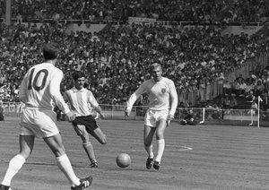 جام جهانی 1966|بابی مور از تیم ملی انگلستان حین بازی برابر آرژانتین در جام جهانی 1966 انگلستان.