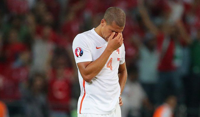 Jeffrey Bruma of Netherlands looks dejected at the end of their UEFA EURO 2016 qualifier against Tur.jpg