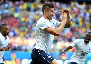 اليوير ژیرود|خوشحالی اولیویر ژیرود بعد از باز کردن دروازه سوئیس با ضربه سر دقیق .