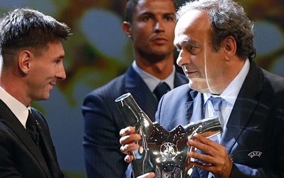 رونمایی از جایزه مسی و جام قهرمانی بارسا در نیوکمپ