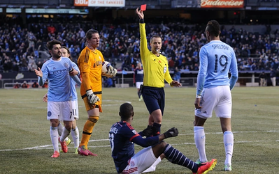 Simon Veness|کارت های قرمز، پنالتی های بی رویه، گل های مردود... آیا داوران ام.ال.اس در حد وظایف خود هستند؟