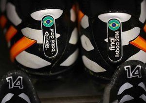 کفش ها دیگو|نمایی بسته از کفش های دیگو در رخت کن.