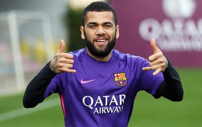 پس از کشمکش‌های فراوان، آلوز در یک قدمی تمدید قرارداد با بارسلونا قرار گرفت