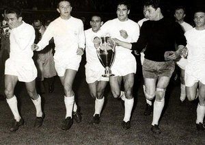 فینال لیگ قهرمانان اروپا 1960|رئال مادرید همراه با جام قهرمانی پس از پیروزی مشهور 7-3 برابر آینتراخت در سال 1960.