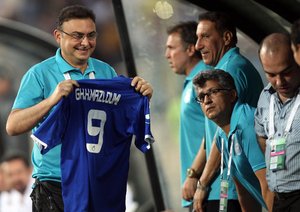 پیراهن غلامحسین مظلومی در دستان پزشک استقلال