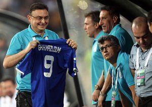 پیراهن غلامحسین مظلومی در دستان پزشک استقلال|استقلال 3-0 گسترش فولاد / لیگ برتر