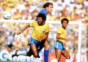 جام جهانی 1982|جام جهانی 1982 اسپانیا، بارسلونا، اسپانیا، 5 جولای 1982. ایتالیا 3 –برزیل 2، فرانچسکو گراتزینی از تیم ایتالیا، در یک نبرد هوایی، بالاتر از جونیور از تیم برزیل به هوا می پرد.