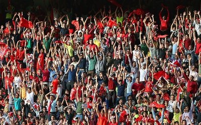 تجمع شبانه هواداران پرسپولیس مقابل هتل عباسی