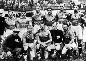 جام جهانی 1934|تیم سوئد پیش از دیدار خود برابر آلمان در یک چهارم نهایی مسابقات جام جهانی 1934. ورزشگاه سن سیرو، میلان، ایتالیا، 31 می، 1934. آلمان 2 – سوئد 1.