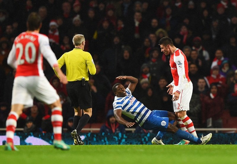 Giroud - Onuoha - Head Butt (Arsenal - QPR) (18).jpg