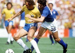 جام جهانی 1982|جام جهانی 1982 اسپانیا، بارسلونا، اسپانیا، 5 جولای 1982، ایتالیا 3 – برزیل 2، فالکائو از برزیل با مقاومت پائولو روسی مواجه می شود.