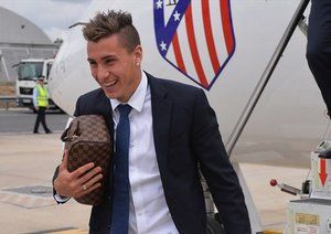 خوزه ماریا|خوزه ماریا خیمنز از باشگاه اتلتیکو ماردید همراه با سایر هم تیمی ها برای دیدار در فینال لیگ قهرمانان اروپا برابر رئال مادرید، در فرودگاه شهر لیسبون از هواپیما پیاده می شود.