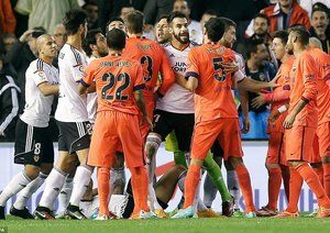 درگیری بازیکنان بارسا و والنسیا|والنسیا 0 - 1 بارسلونا / لالیگا