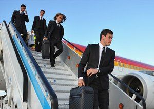 گرت بیل|گرت بیل (چپ) از باشگاه رئال مادرید همراه با سایر هم تیمی های خود برای دیدار فینال لیگ قهرمانان اروپا برابر اتلتیکو مادرید، در فرودگاه لیسبون از هواپیما پیاده می شود.