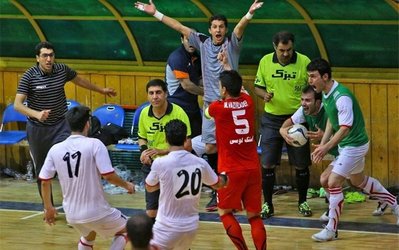 چرا داور فوتبال برای یک بازی یک میلیون دریافتی دارد و داوران فوتسال فقط 180 هزار تومان؟!