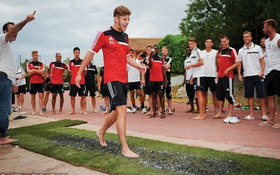 مربی تاتنهام بازیکنان را مجبور به راه رفتن بر روی ذغال داغ کرد