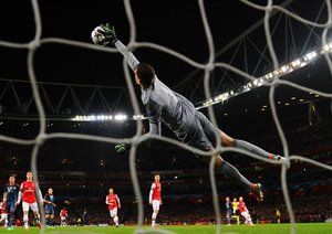 آرسنال|دروازه بان آرسنال شوت سنگین بازیکنان بایرن را در بازی رفت از مرحله ی یک هشتم نهایی دفع می کند.